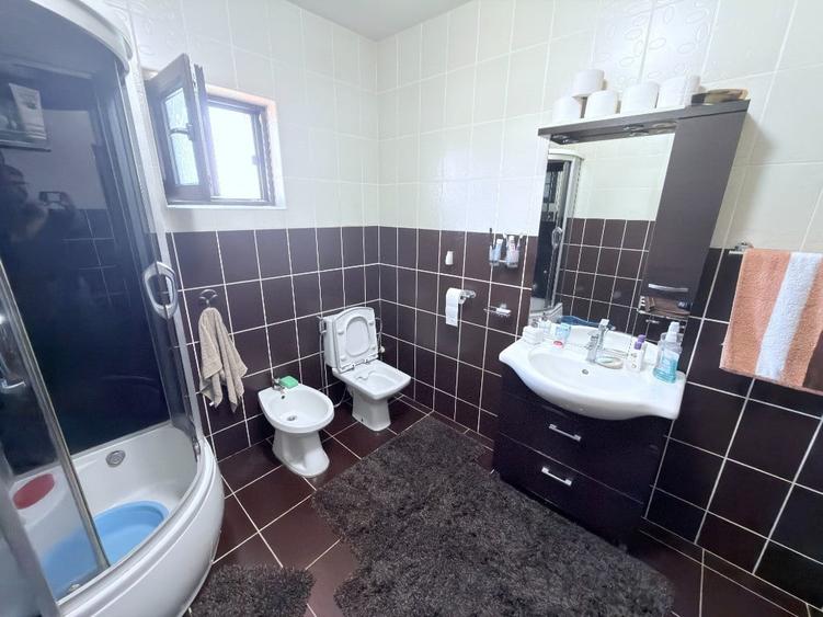 Casă cu 4 camere cu Teren 500 Mp în Central