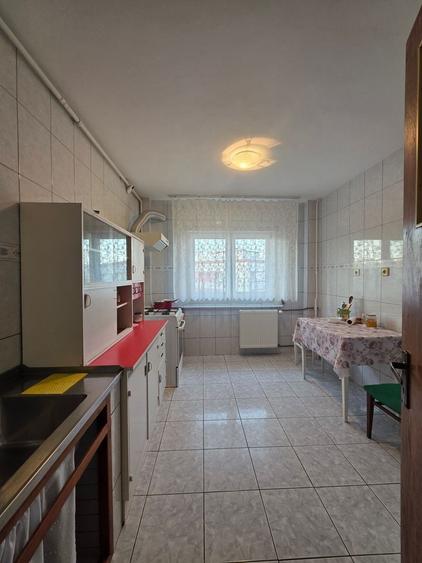 Apartament cu 3 camere decomandat în Titan
