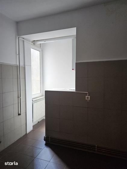 Apartament cu 3 camere în Romană