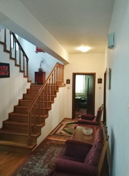 Casă cu 7 camere cu Canalizare în Central