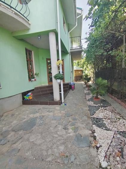 Casă individuală cu 7 camere cu Teren 527 Mp în Preajba