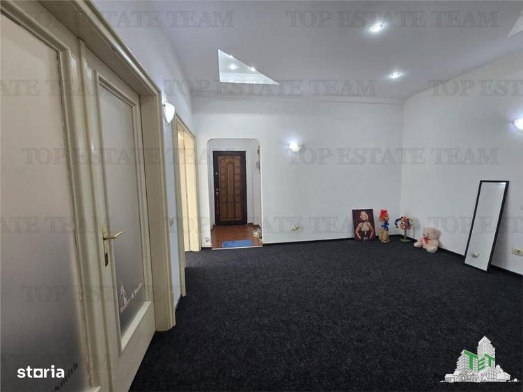 Apartament cu 4 camere decomandat, mobilat în Central
