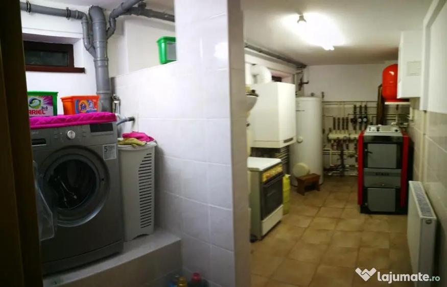 Casă cu 7 camere cu Teren 430 Mp în Florilor