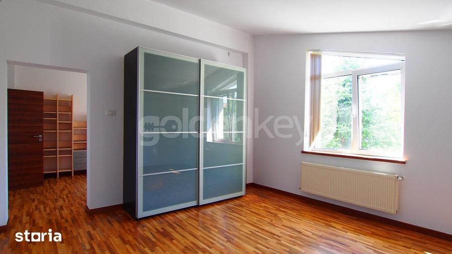 Casă cu 8 camere cu Teren 1000 Mp în Central