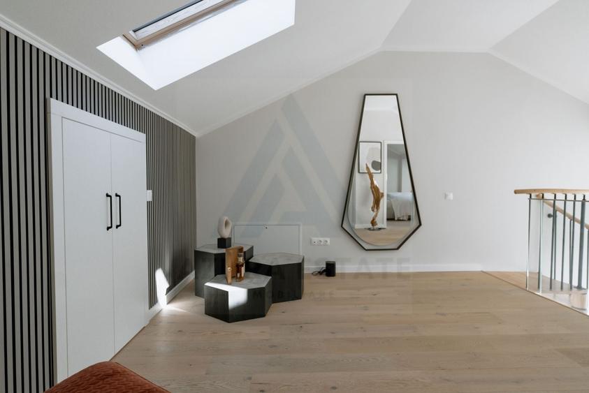 Apartament cu 5 camere decomandat în Cristian