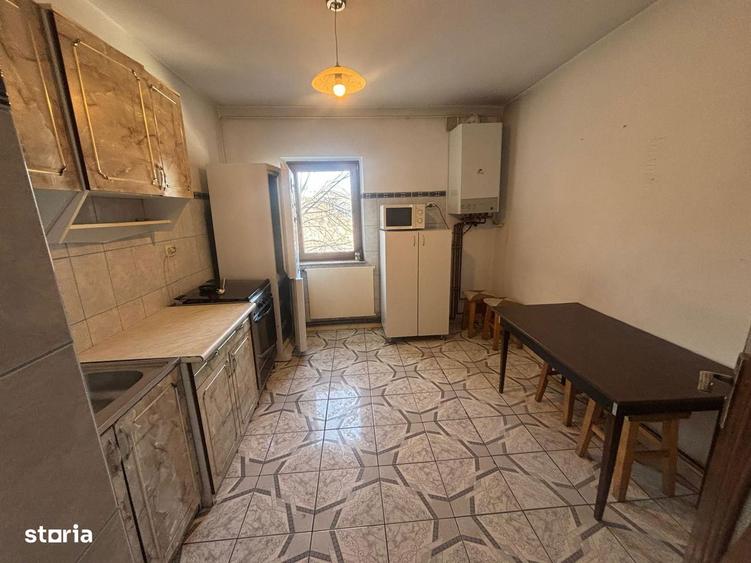 Apartament cu 4 camere decomandat, mobilat în Central
