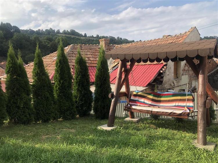Casă individuală cu 2 camere cu Teren 100 Mp în Schei
