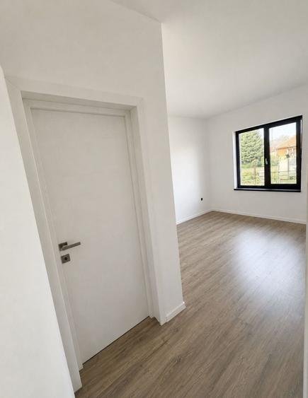 Duplex cu 3 camere cu Canalizare în Albina