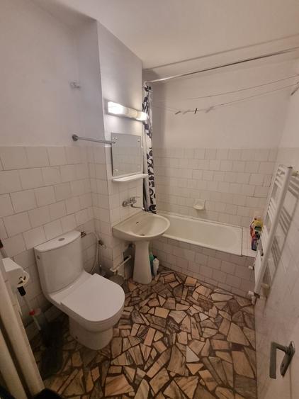 Apartament cu 3 camere decomandat, mobilat în Casa de Cultură