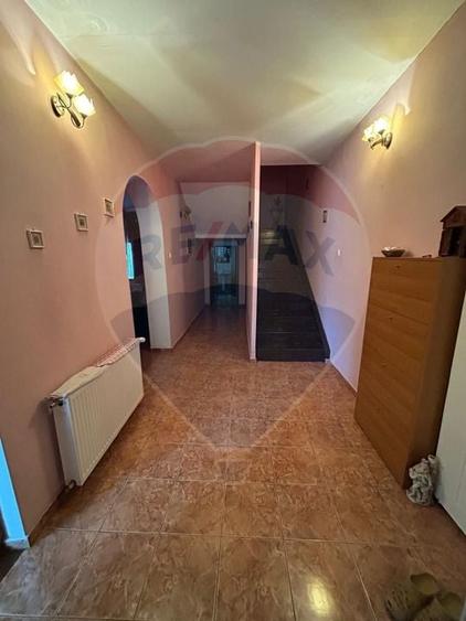 Casă individuală cu 10 camere cu Teren 154 Mp în Central