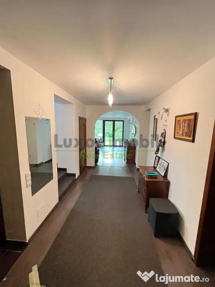 Casă cu 8 camere cu Teren 800 Mp în Bucium