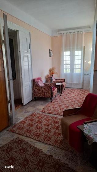 Casă cu 3 camere cu Teren 3600 Mp în Central