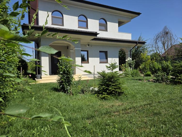 Casă individuală cu 4 camere cu Teren 1050 Mp în 1 Decembrie