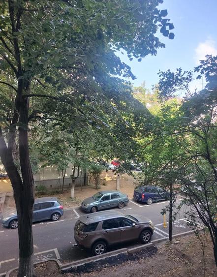 Apartament cu 3 camere semidecomandat în Giurgiului