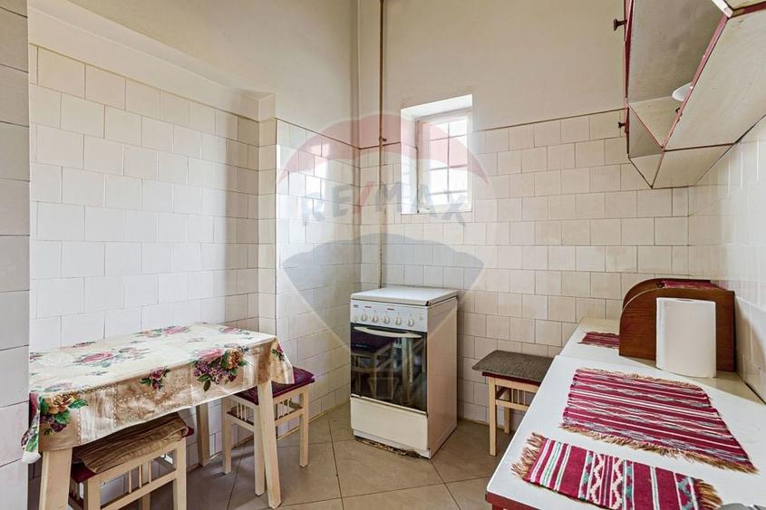 Apartament cu 4 camere semidecomandat, mobilat în Central