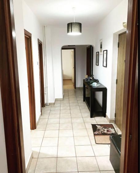 Apartament cu 3 camere decomandat, mobilat în Vitan Mall