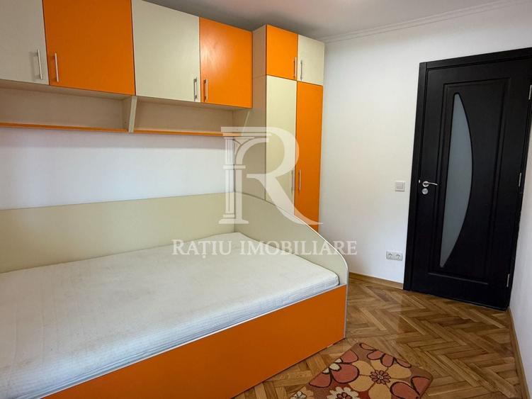 Apartament cu 3 camere semidecomandat, mobilat în Nufărul