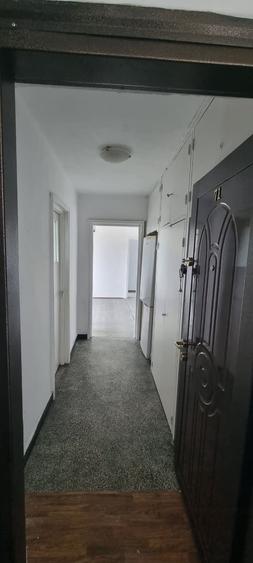 Apartament cu 3 camere semidecomandat în Berceni