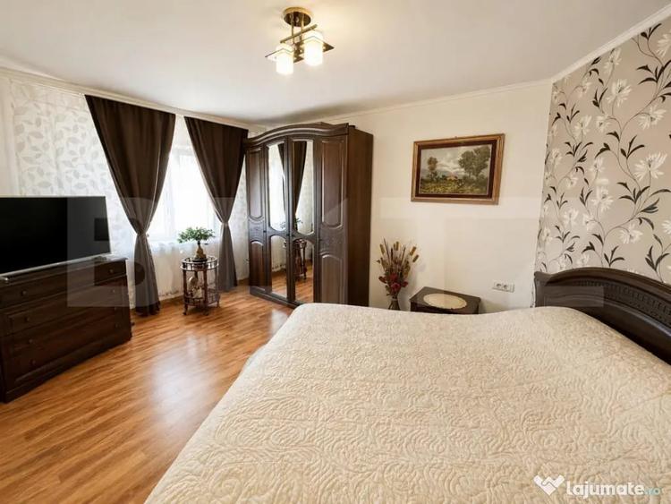 Apartament cu 5 camere decomandat în Cetate