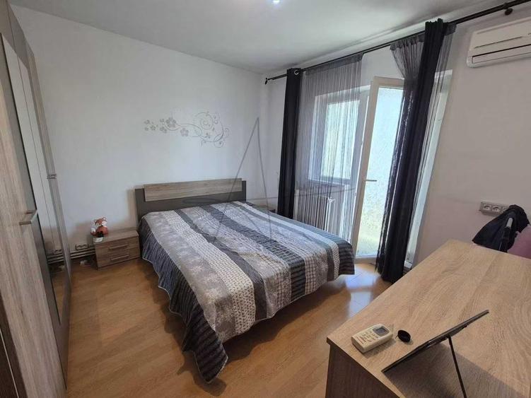 Apartament cu 3 camere decomandat în Girocului