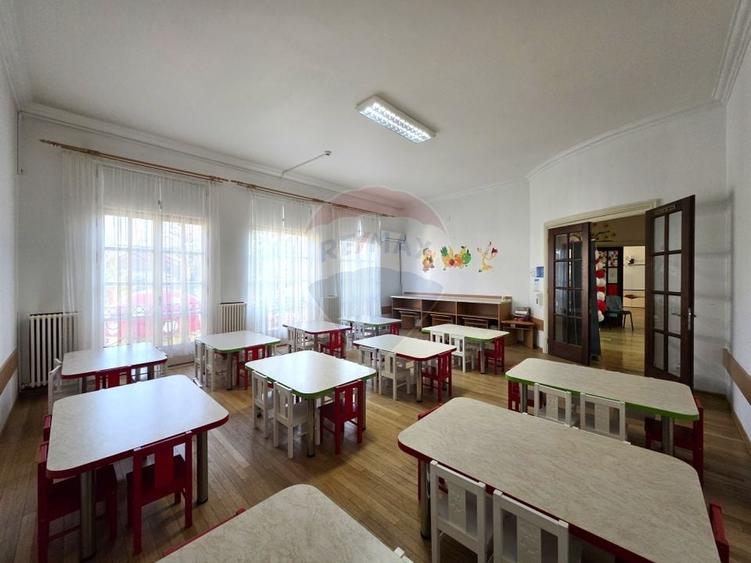 Casă individuală cu 10 camere cu Teren 900 Mp în 23 August
