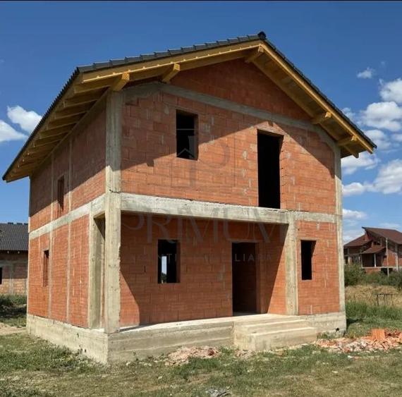 Casă individuală cu 4 camere cu Canalizare în Moșnița Nouă