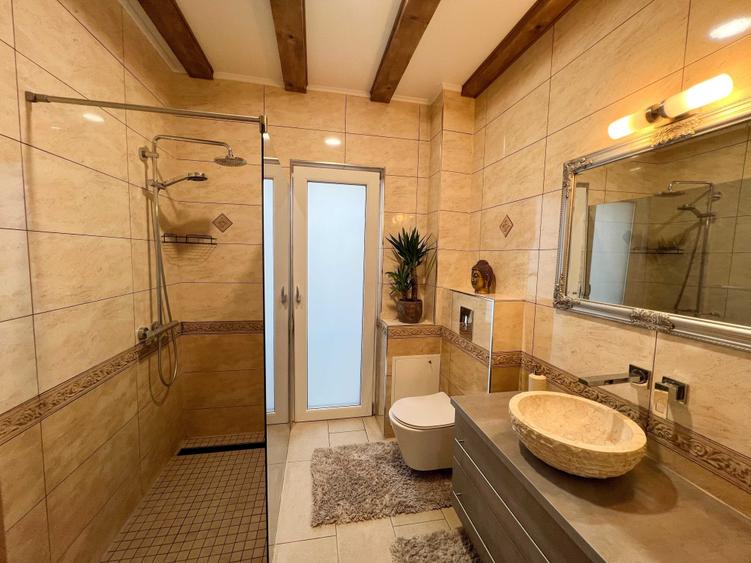 Apartament cu 4 camere decomandat în Central