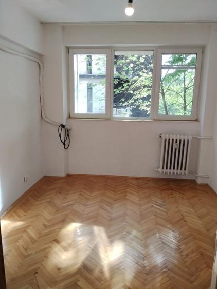 Apartament cu 3 camere semidecomandat în Mihai Bravu