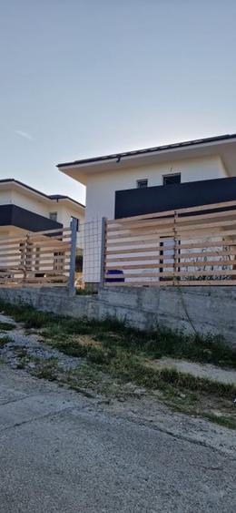 Casă individuală cu 4 camere cu Teren 300 Mp în Sud