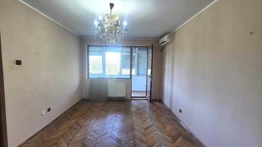Apartament cu 3 camere semidecomandat în Vest