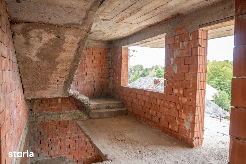 Casă cu 8 camere cu Teren 595 Mp în Scorțeni