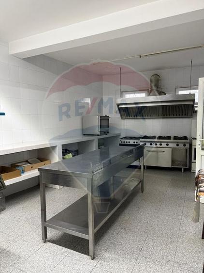 Casă cu 8 camere cu Teren 462 Mp în Central
