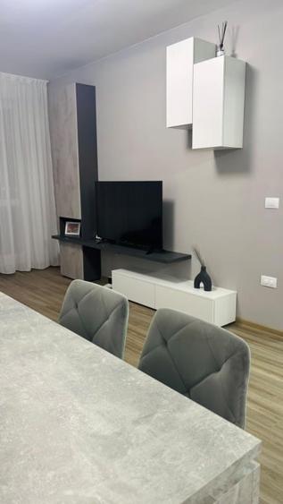 Apartament cu 3 camere decomandat, mobilat în Tractorul