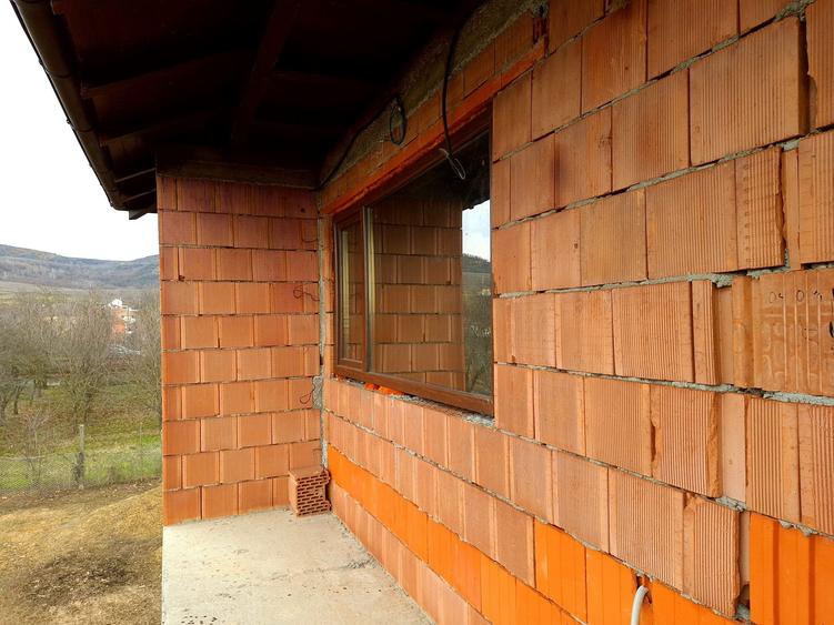 Casă individuală cu 4 camere cu Garaj în Călinești