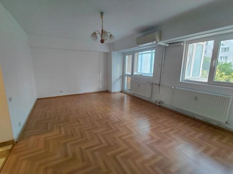 Apartament cu 3 camere decomandat în P-ța Victoriei