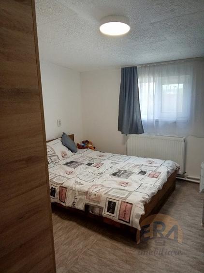 Casă individuală cu 9 camere cu Canalizare în Săcădat