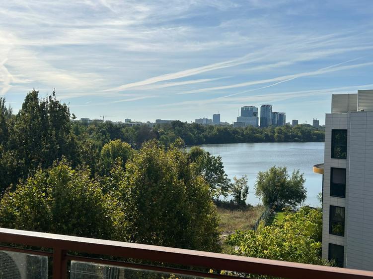 Penthouse cu 3 camere semidecomandat în Herăstrău