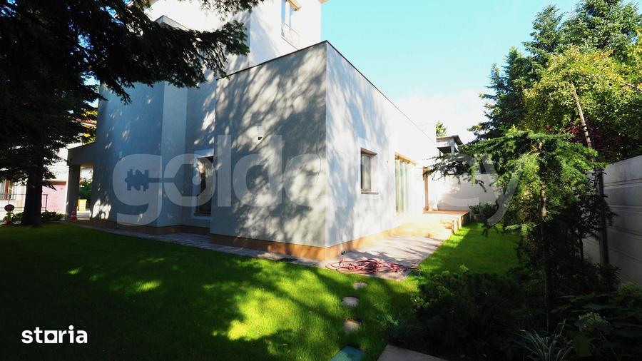 Casă cu 7 camere cu Teren 550 Mp în Central