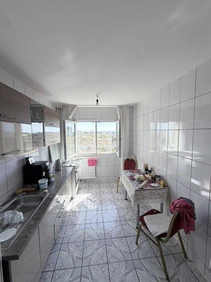 Apartament cu 3 camere decomandat în Lacul Tei