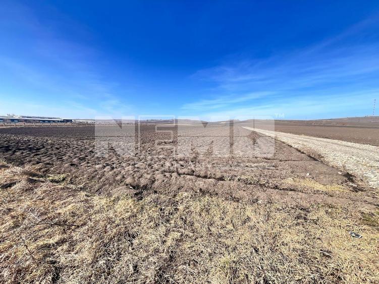 Teren agricol extravilan de 10000 mp, în Stroiești