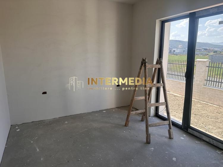 Casă individuală cu 4 camere cu Canalizare în Cetate