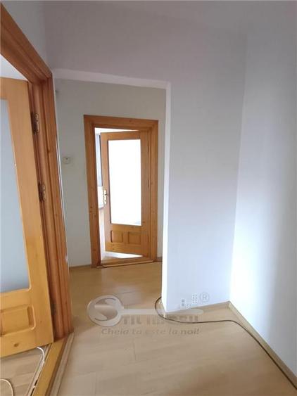 Apartament cu 3 camere decomandat în Nicolina