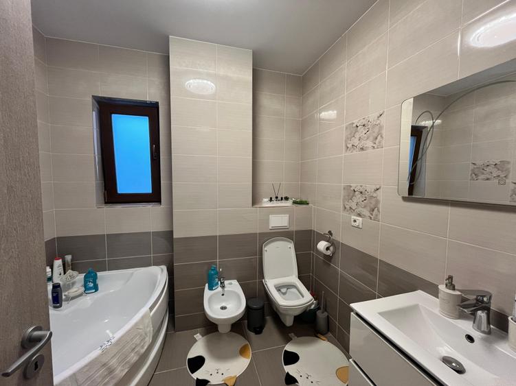 Apartament cu 3 camere semidecomandat în Valea Adâncă