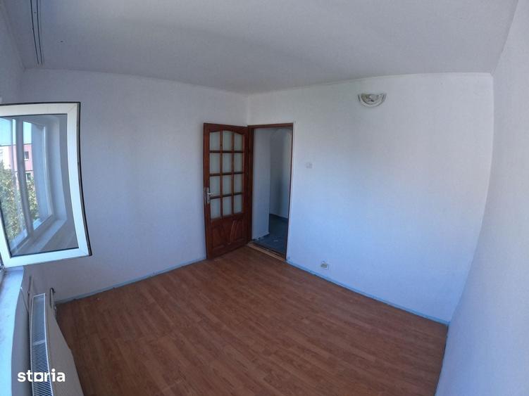 Apartament cu 3 camere semidecomandat în Tineretului