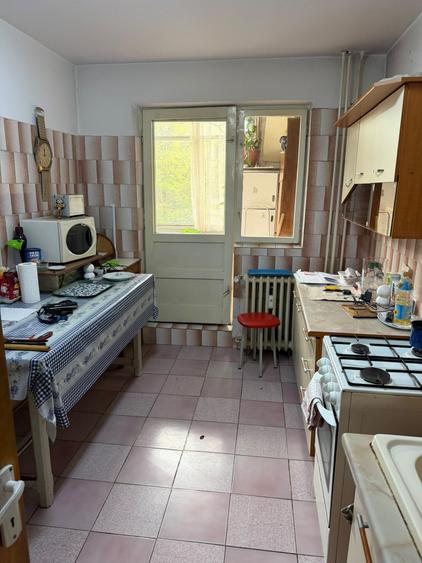 Apartament cu 4 camere semidecomandat în Lacul Tei