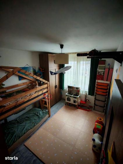 Apartament cu 3 camere decomandat în Astra
