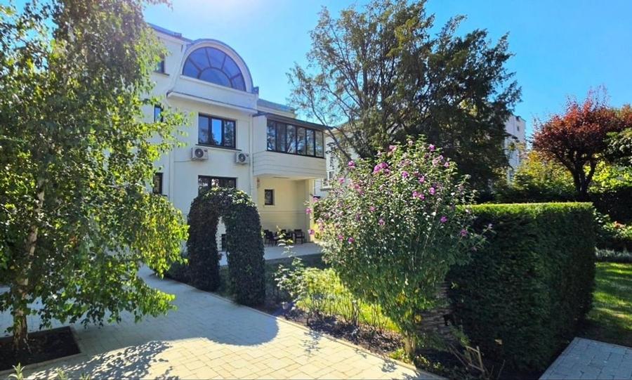 Casă individuală cu 14 camere cu Canalizare în Arcul de Triumf