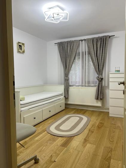 Apartament cu 3 camere decomandat în Liliacului