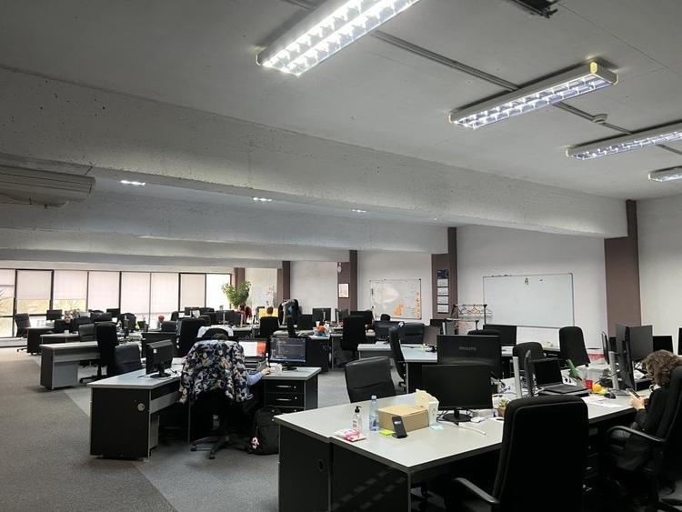 Birou, de 830 mp, în Central