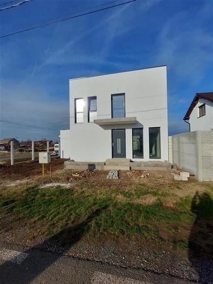 Casă individuală cu 4 camere cu Piscina în Fântânele